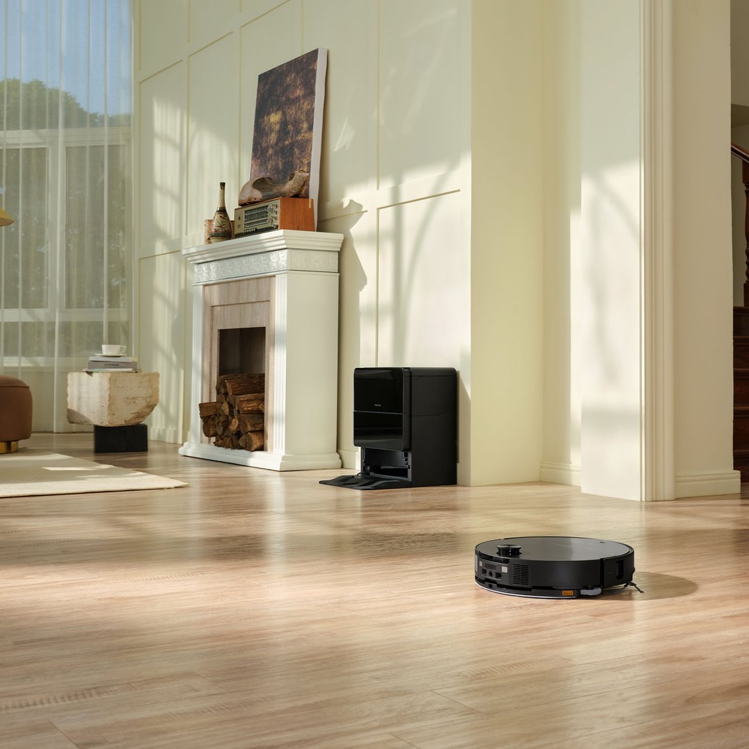 Roborock Saros 10 Robotic Vacuum Black RR-S1052-03-BLK