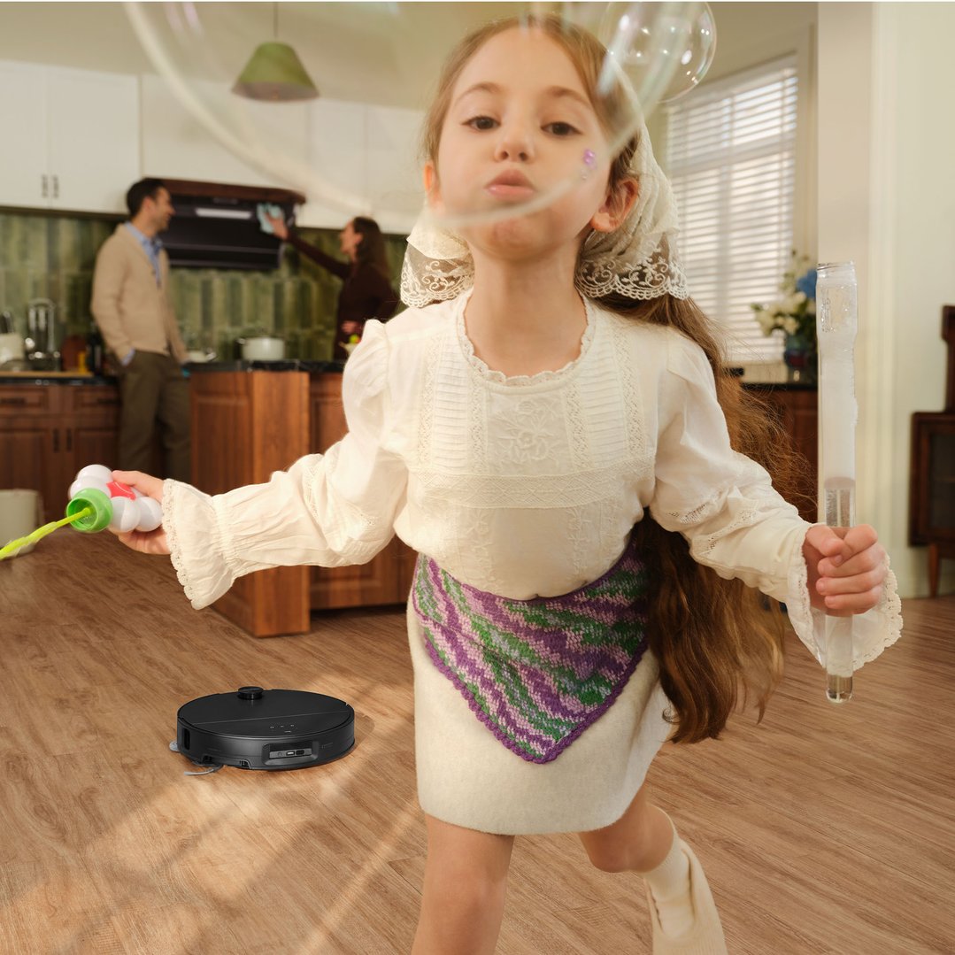 Roborock Saros 10 Robotic Vacuum Black RR-S1052-03-BLK