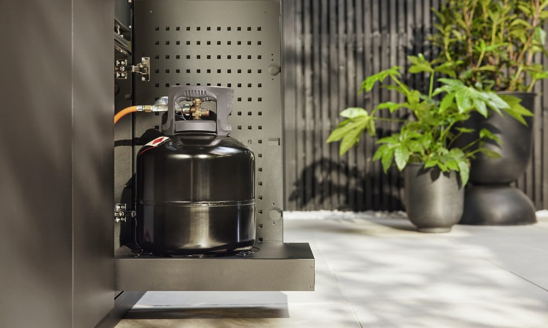A gas storage module with a gas bottle connected to a hose in an outdoor setting