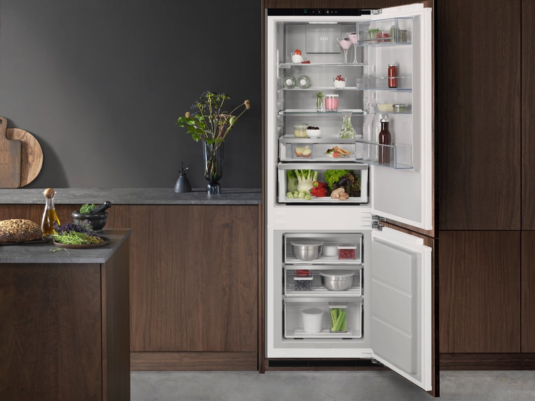 AEG 8000 Series 245L Built-in Bottom Freezer Fridge OSC8M18ADC
