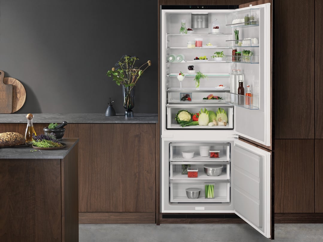 AEG 7000 Series 376L Built-in Bottom Freezer Fridge OSC7P19ACF