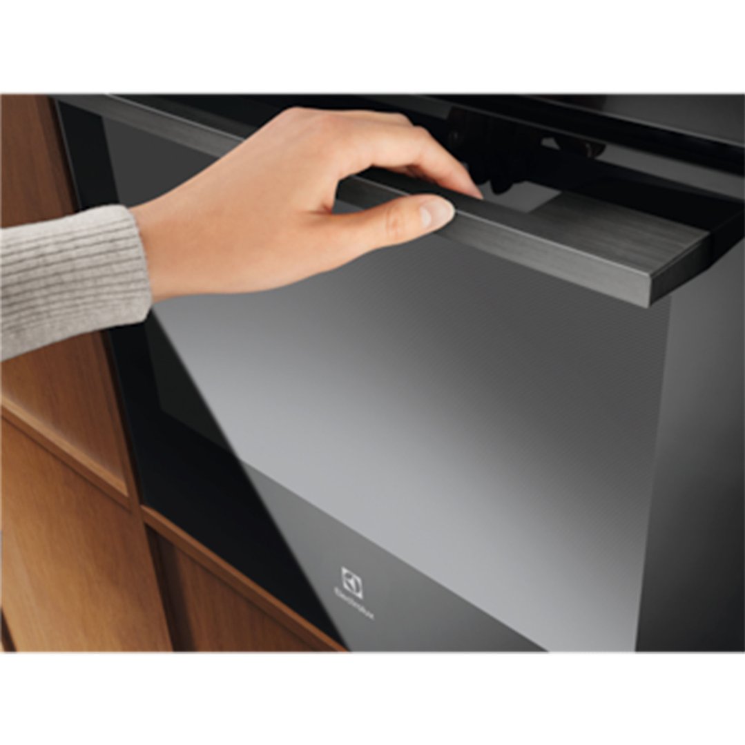 Electrolux 60cm Oven with Full Steam and Food Probe, 24 Function, Black - 800 Series EVES6810BF