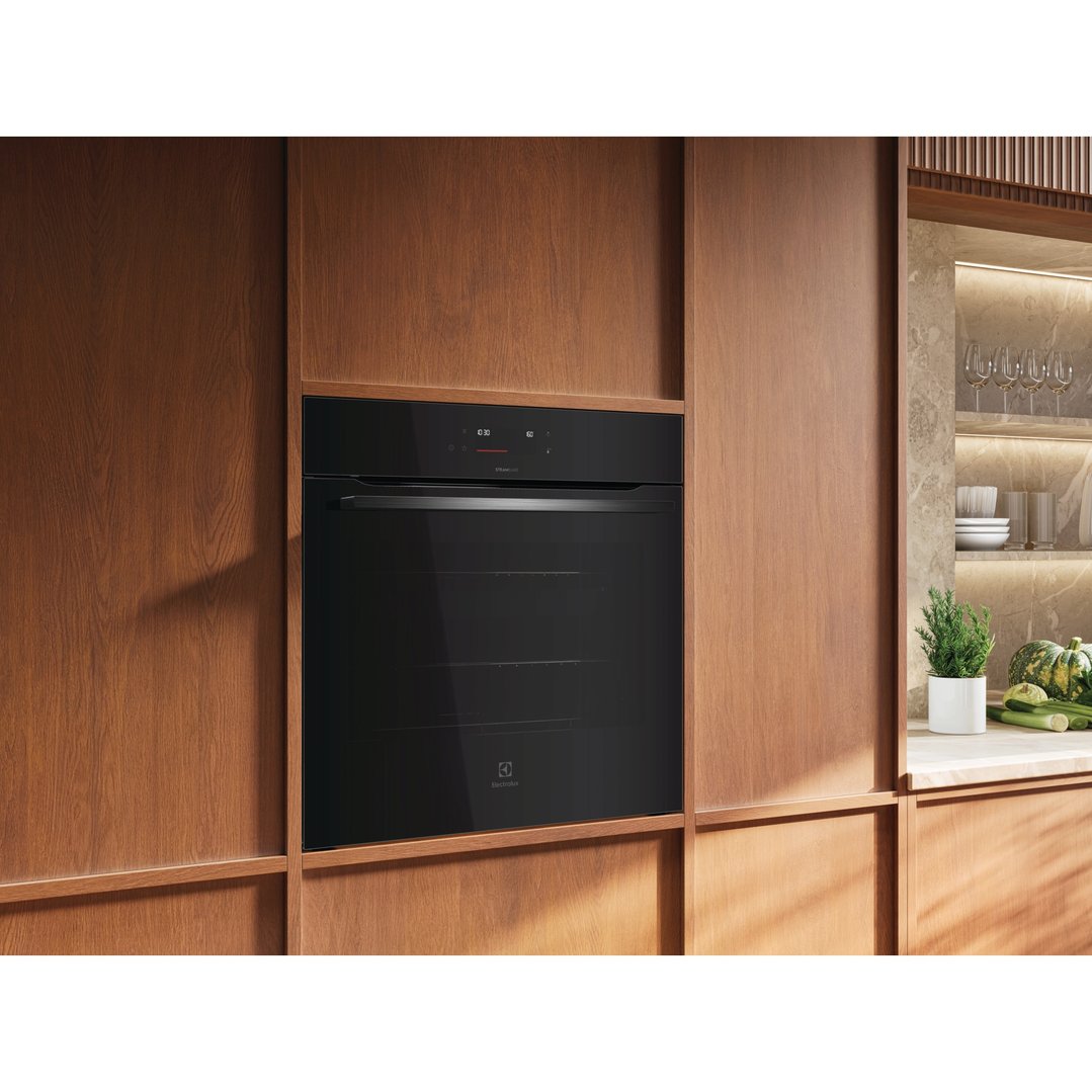 Electrolux 60cm Pyrolytic Oven with SteamBake, Black - 500 Series EVEP6615DF