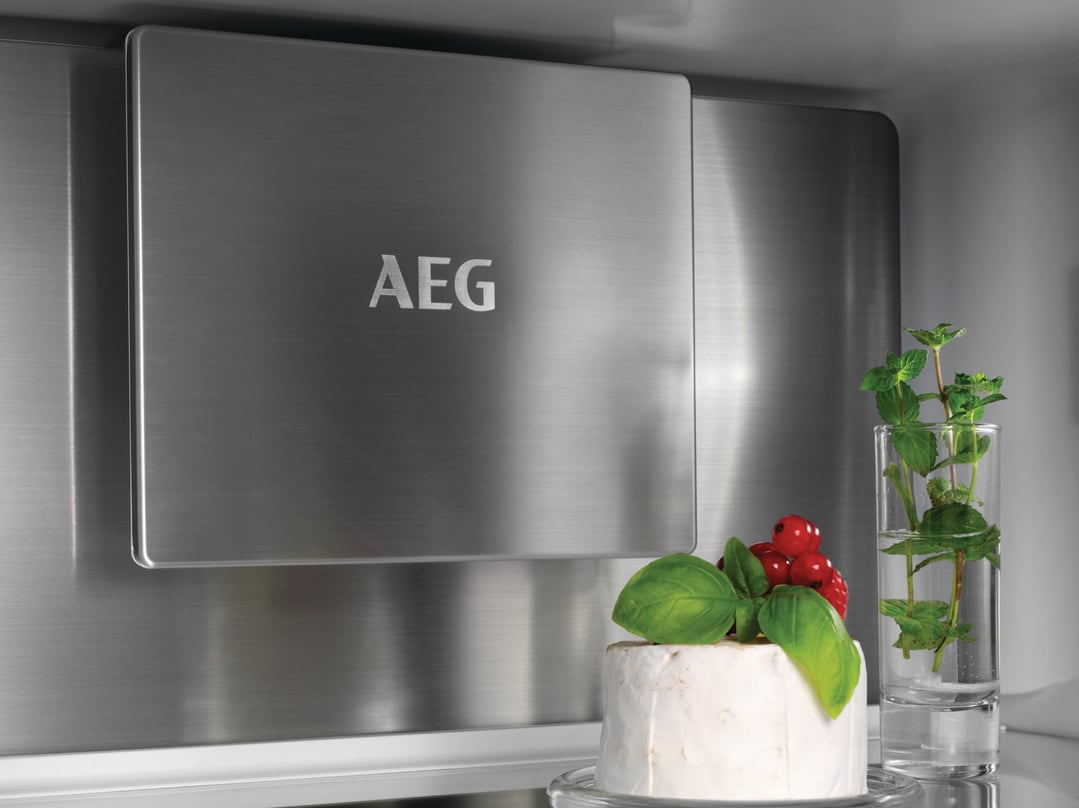 AEG 8000 Series 245L Built-in Bottom Freezer Fridge OSC8M18ADC