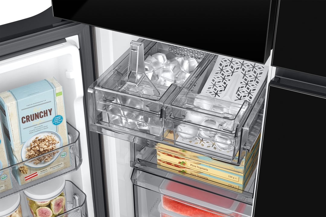 Samsung 646L Bespoke 4-Door French Door Refrigerator Beverage Centre - Black SRFX9400BG